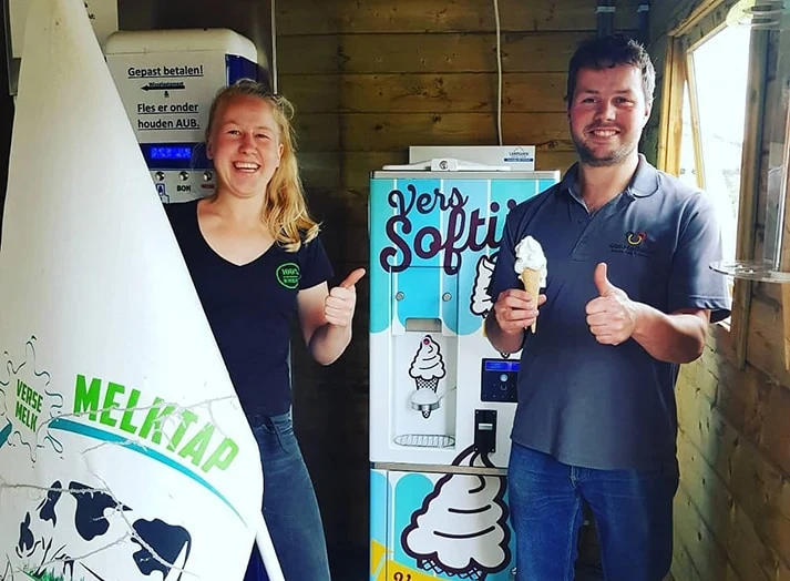 Boerin Lisa en boer Mark bij de softijsmachine van De Hugtenhoeve